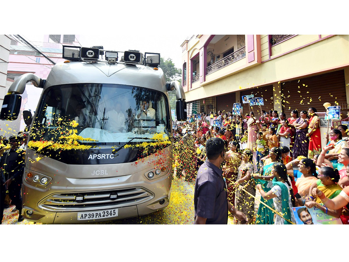 YS Jagan Convoy Entry AT Bhimavaram Roads Fans Grand Welcome Photos - Sakshi5