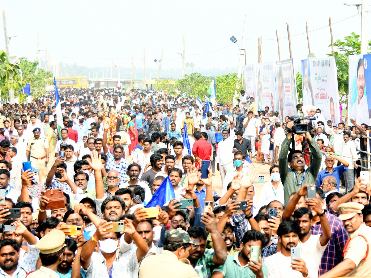 YS Jagan Convoy Entry AT Bhimavaram Roads Fans Grand Welcome Photos - Sakshi6