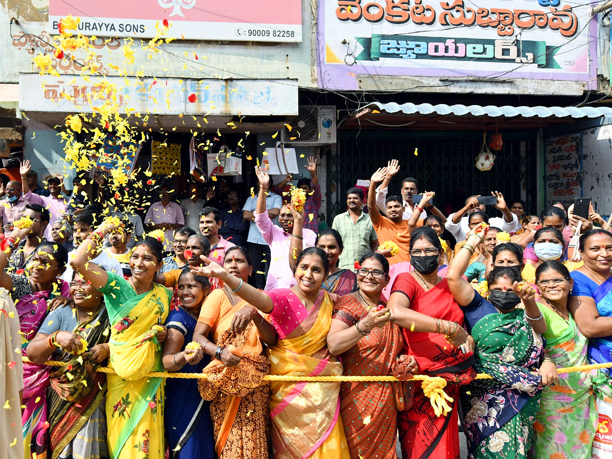 YS Jagan Convoy Entry AT Bhimavaram Roads Fans Grand Welcome Photos - Sakshi8