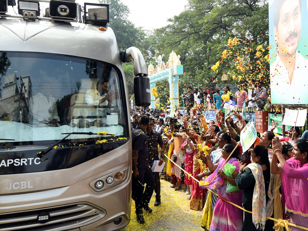 YS Jagan Convoy Entry AT Bhimavaram Roads Fans Grand Welcome Photos - Sakshi1