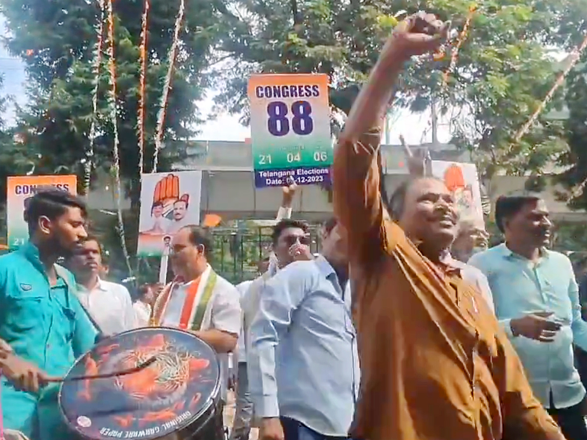 Congress workers celebrate in Telangana as the party inches to victory in Assembly Election Photos - Sakshi2