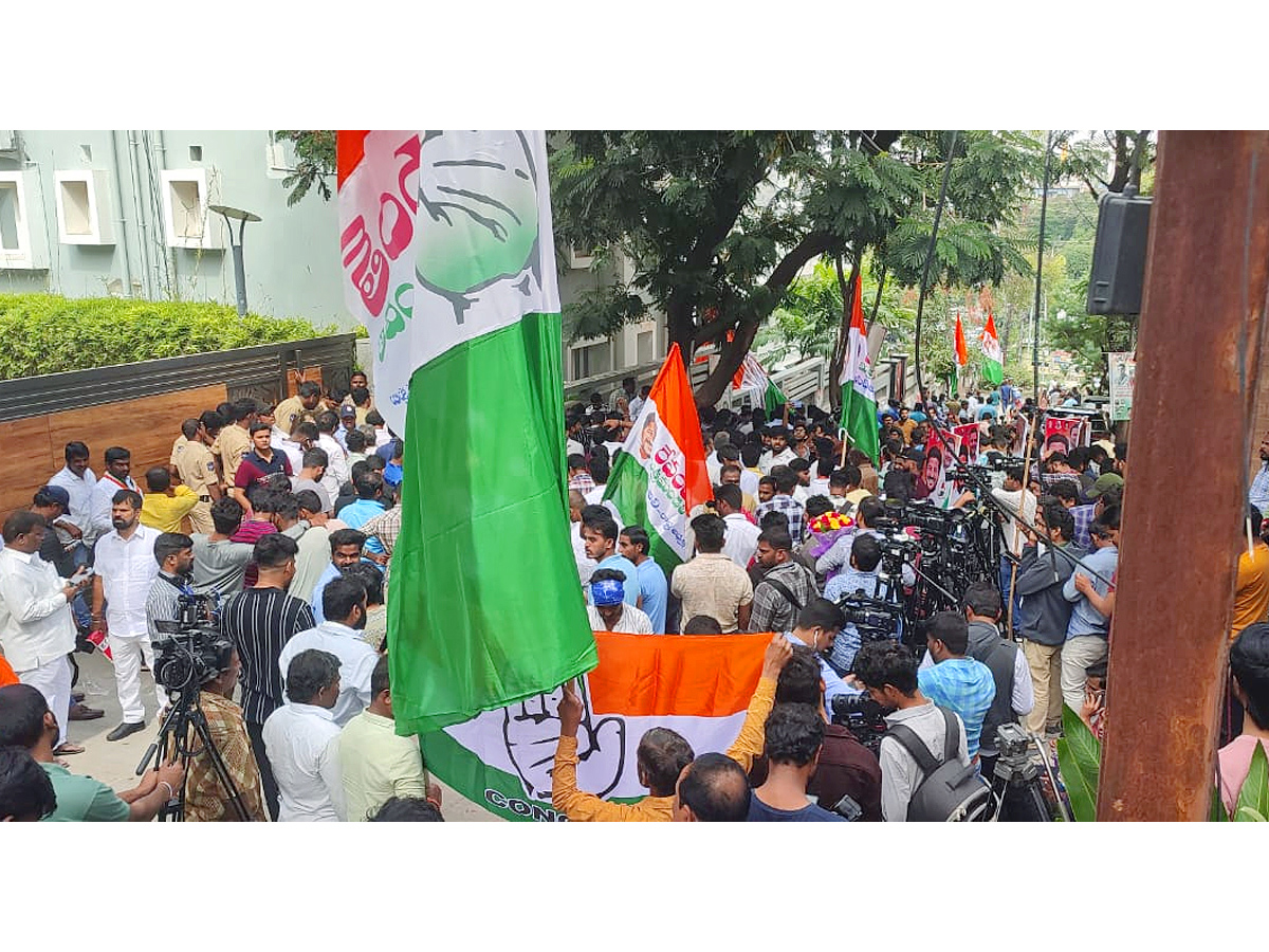 Congress workers celebrate in Telangana as the party inches to victory in Assembly Election Photos - Sakshi11