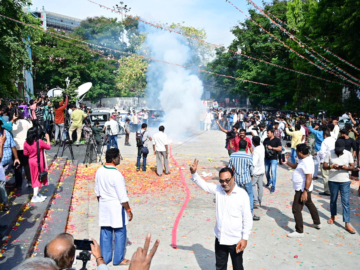 Congress workers celebrate in Telangana as the party inches to victory in Assembly Election Photos - Sakshi12