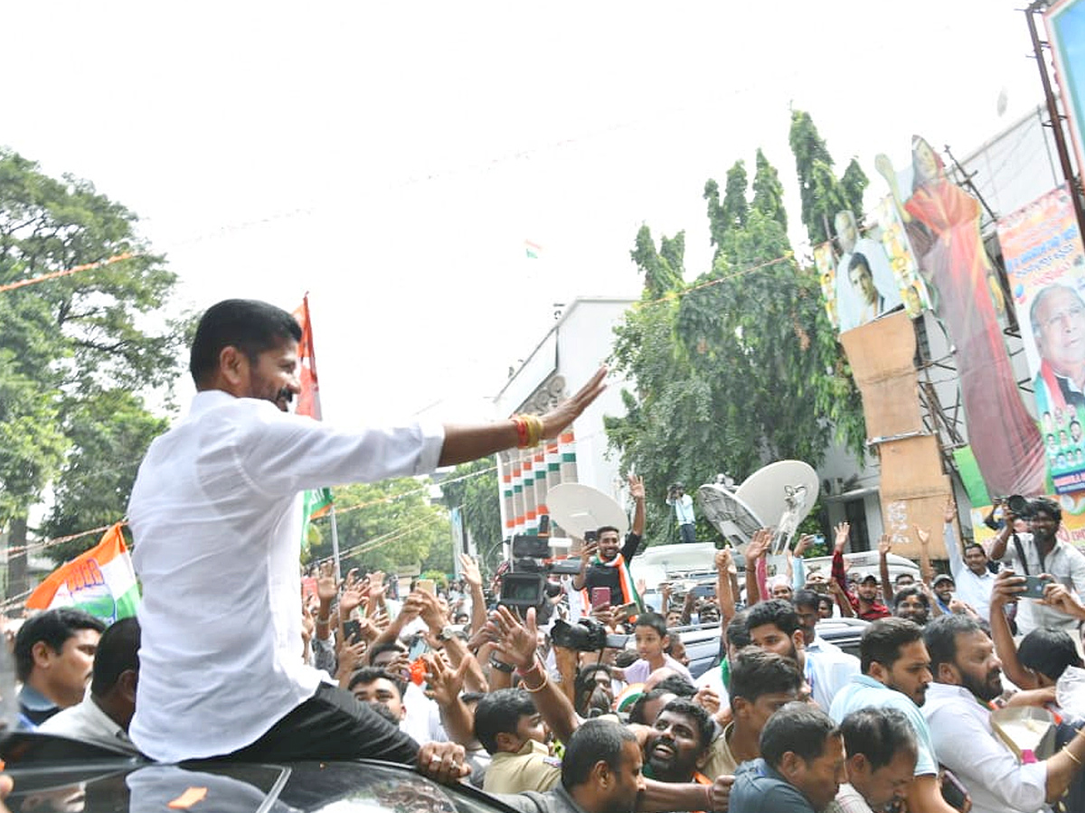 Congress workers celebrate in Telangana as the party inches to victory in Assembly Election Photos - Sakshi14