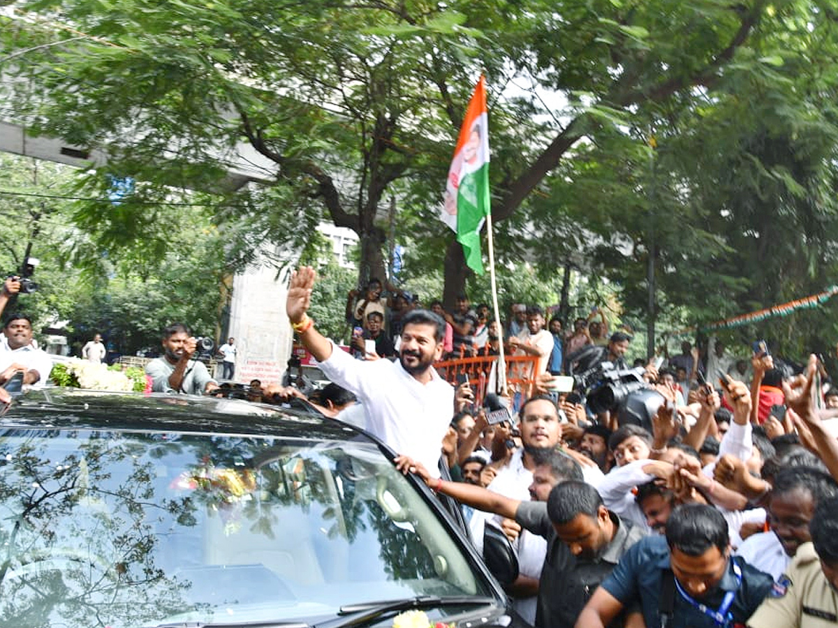 Congress workers celebrate in Telangana as the party inches to victory in Assembly Election Photos - Sakshi15