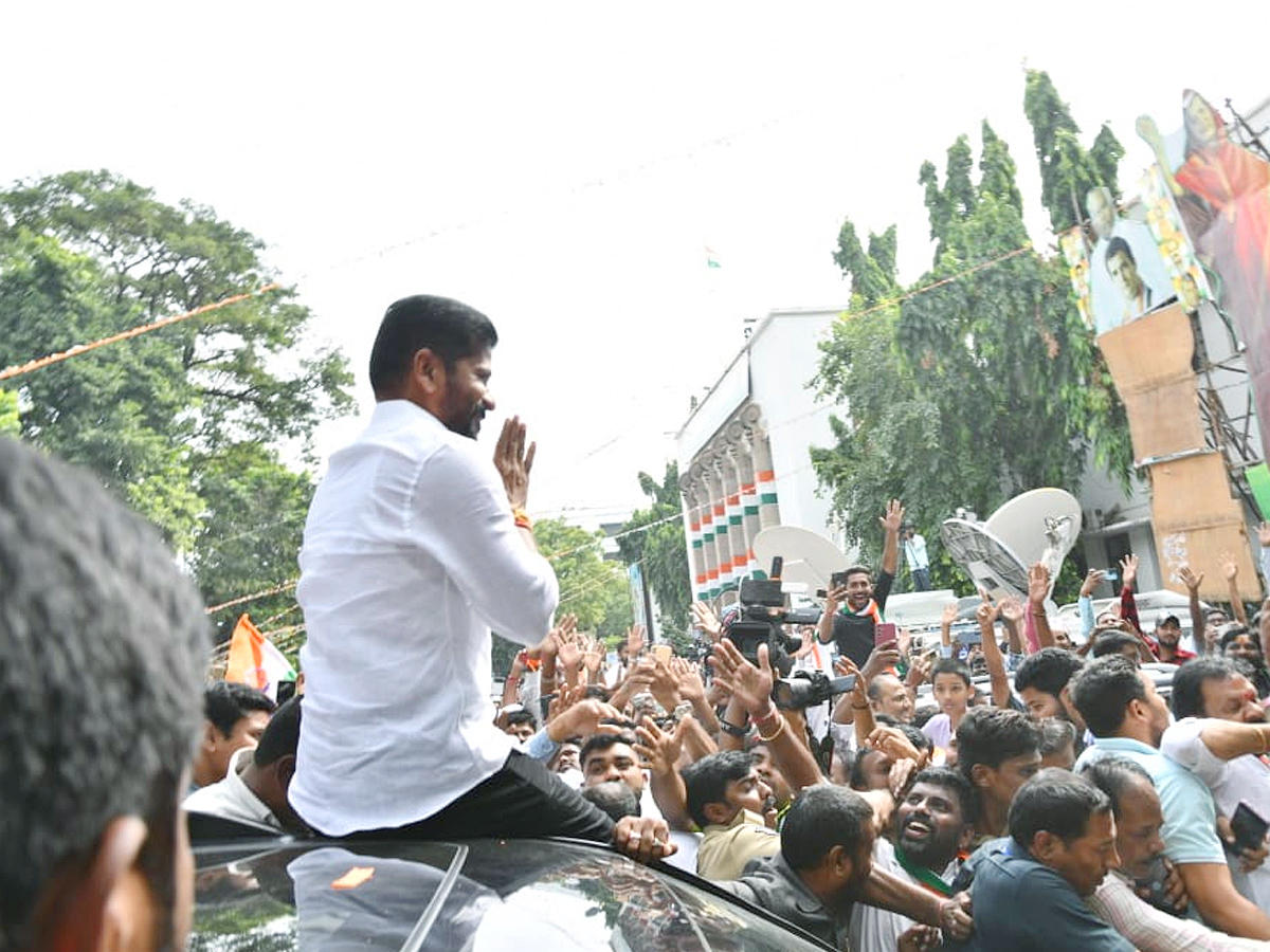 Congress workers celebrate in Telangana as the party inches to victory in Assembly Election Photos - Sakshi16