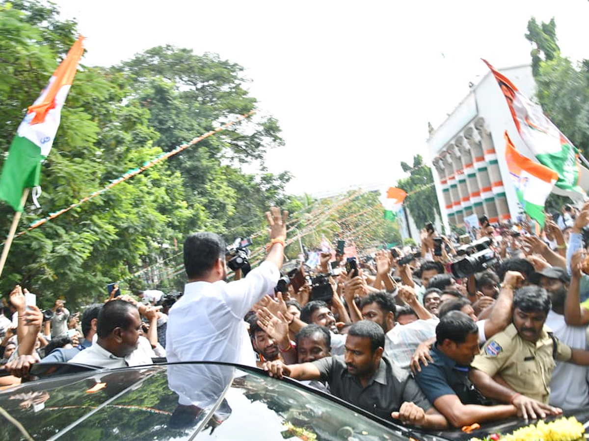 Congress workers celebrate in Telangana as the party inches to victory in Assembly Election Photos - Sakshi17