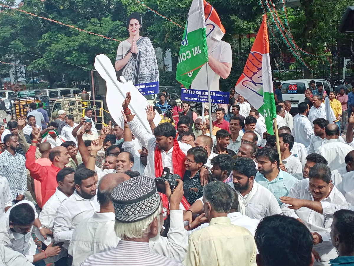 Congress workers celebrate in Telangana as the party inches to victory in Assembly Election Photos - Sakshi6