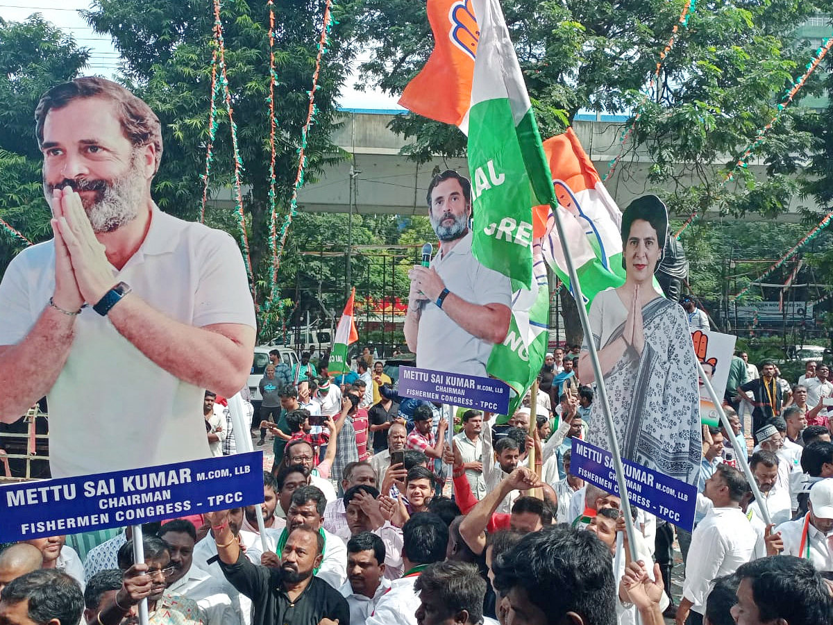 Congress workers celebrate in Telangana as the party inches to victory in Assembly Election Photos - Sakshi7