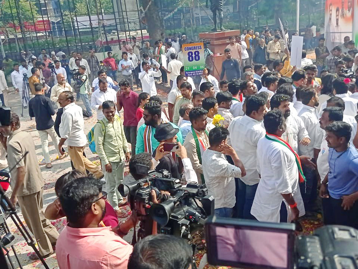 Congress workers celebrate in Telangana as the party inches to victory in Assembly Election Photos - Sakshi10