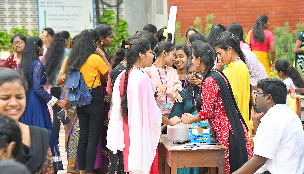 Telugu ammayi fashion show maris stella college vijayawada Pics - Sakshi14