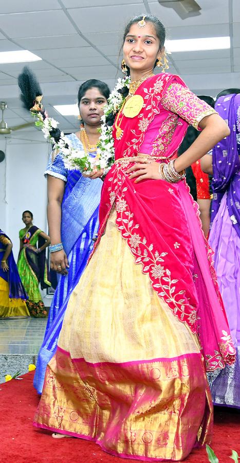 Telugu ammayi fashion show maris stella college vijayawada Pics - Sakshi7