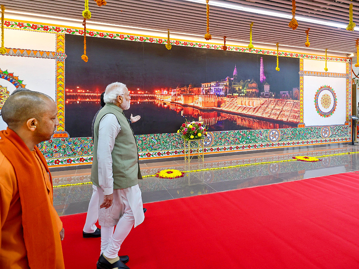 Prime Minister Narendra Modi lays foundation And inuagurates various projects in Ayodhya Photos - Sakshi14