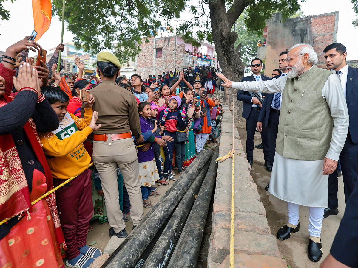 Prime Minister Narendra Modi lays foundation And inuagurates various projects in Ayodhya Photos - Sakshi24