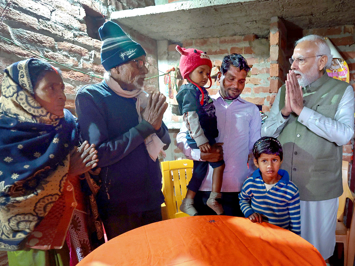 Prime Minister Narendra Modi lays foundation And inuagurates various projects in Ayodhya Photos - Sakshi36