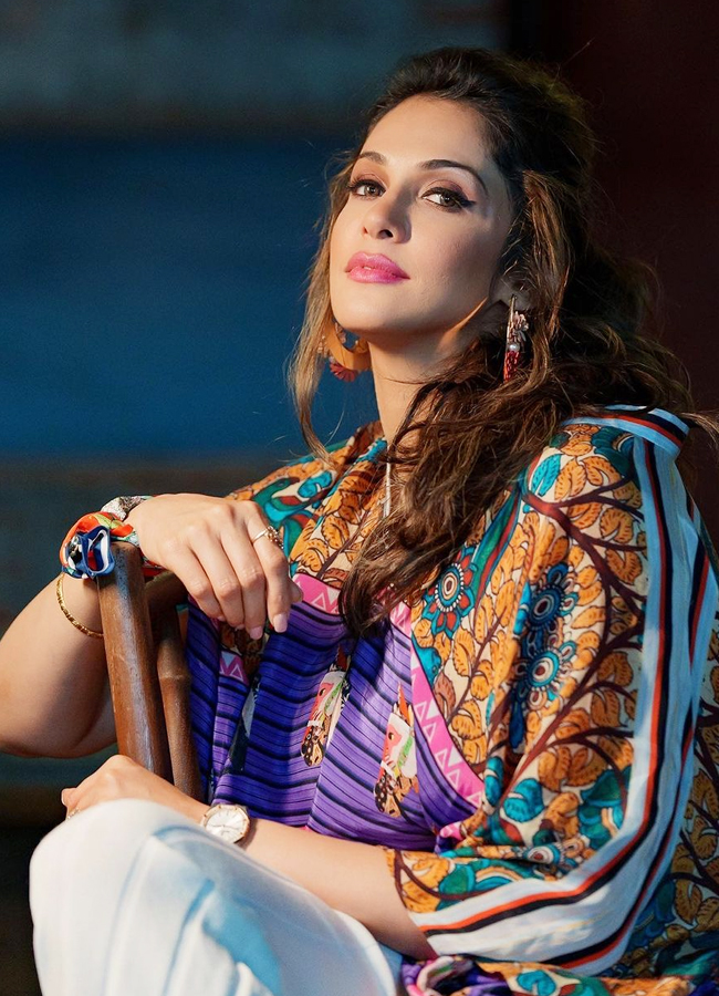 Beautiful Bollywood Heroine Isha Koppikar  - Sakshi15