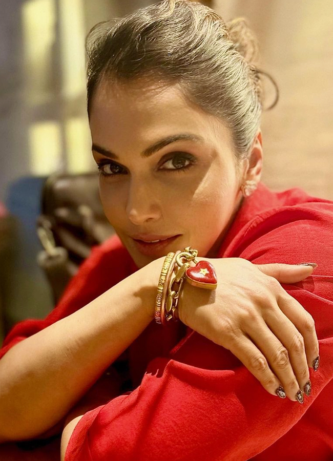 Beautiful Bollywood Heroine Isha Koppikar  - Sakshi28