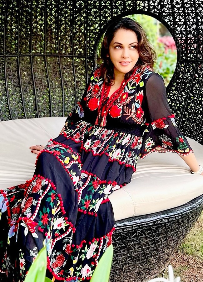 Beautiful Bollywood Heroine Isha Koppikar  - Sakshi13