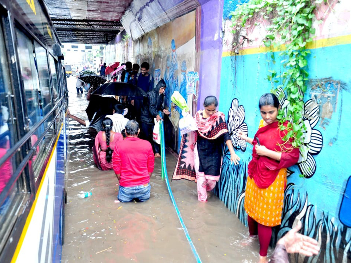 Heavy Rain In Nellore Effecct Of Michaung Cyclone - Sakshi11