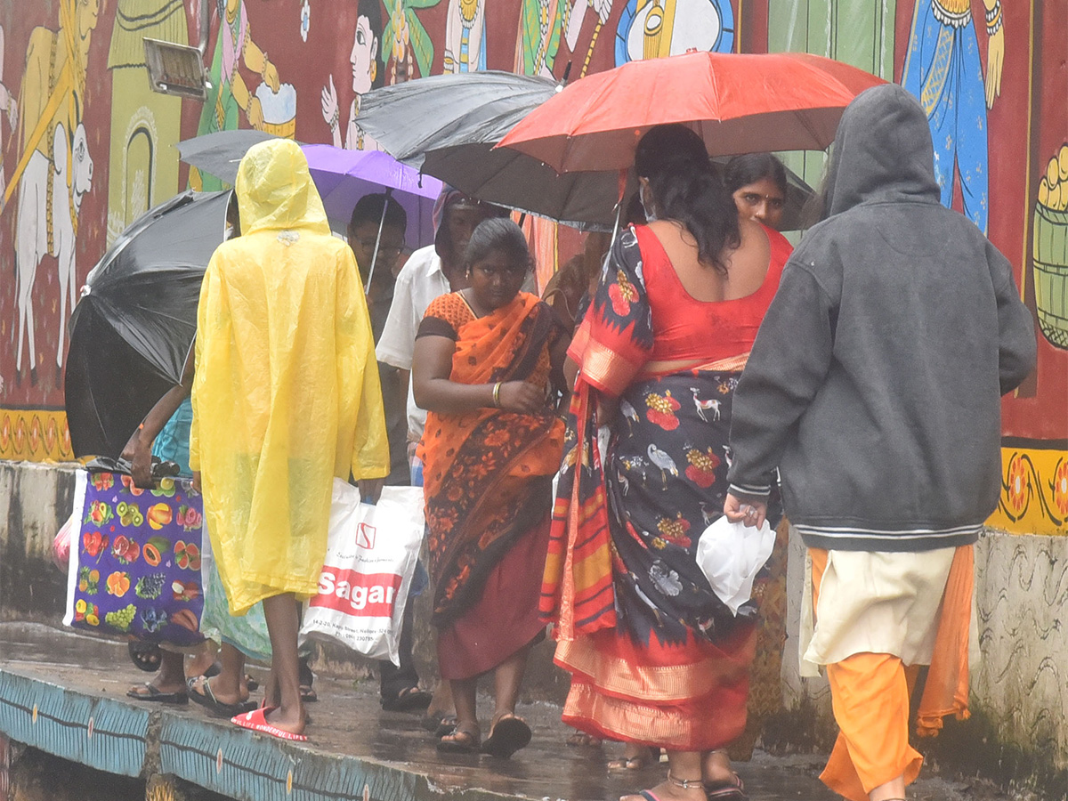 Heavy Rain In Nellore Effecct Of Michaung Cyclone - Sakshi24