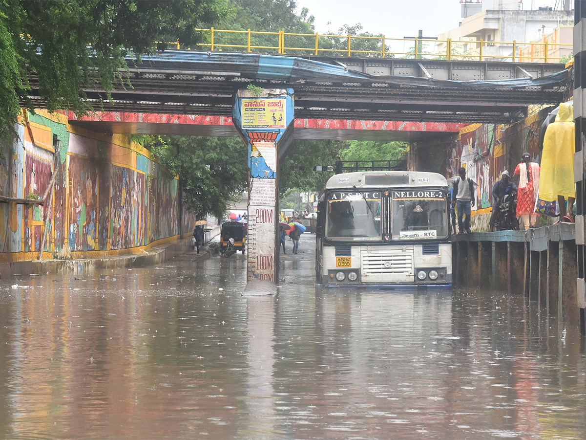 Heavy Rain In Nellore Effecct Of Michaung Cyclone - Sakshi25