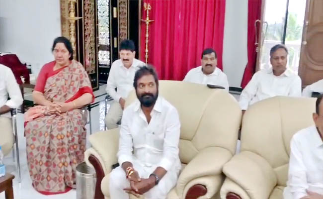 KCR Meeting With BRS MLAs In His Farm House Photos - Sakshi5