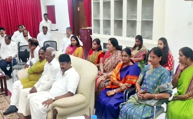 KCR Meeting With BRS MLAs In His Farm House Photos - Sakshi16