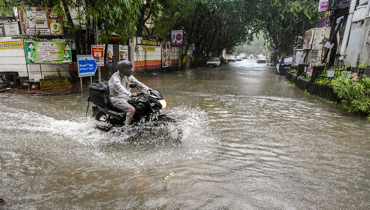 Cyclone Michaung As Rain Floods Chennai - Sakshi9