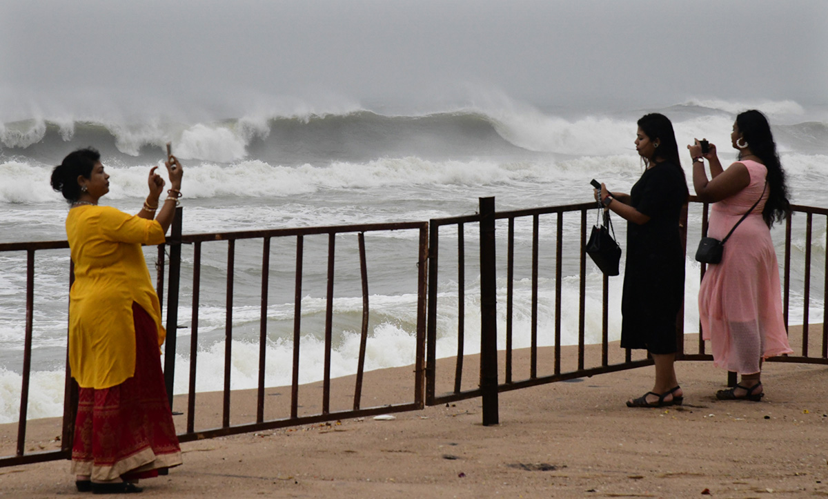 Cyclone Michaung Effect heavy rains in andhra pradesh photos - Sakshi18