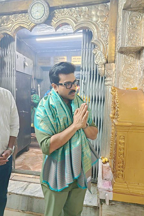 Rahul Dravid And Ram Charan Visit Chamundeshwari Temple Photos - Sakshi2