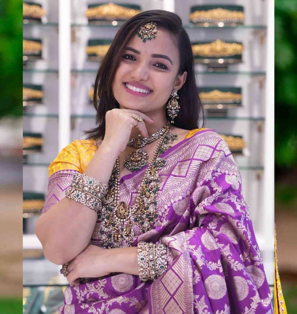 Siri Hanumanth Sizzles In Bridal Saree Photos - Sakshi10