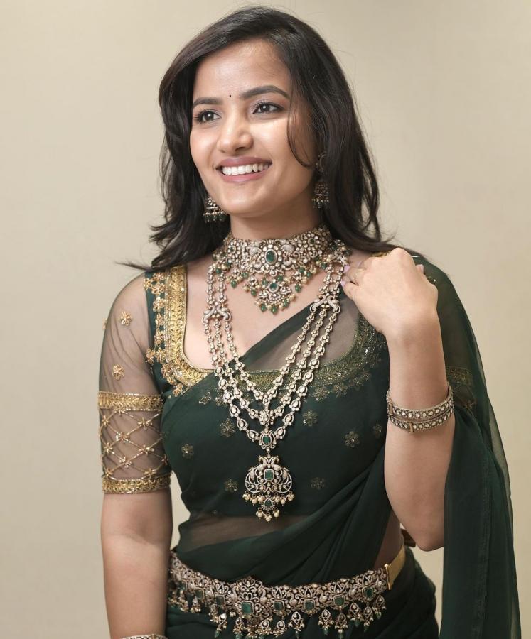 Siri Hanumanth Sizzles In Bridal Saree Photos - Sakshi11