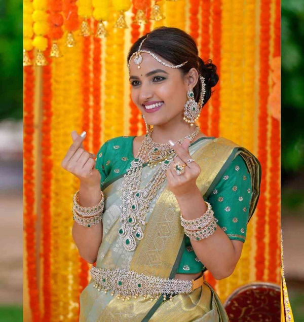 Siri Hanumanth Sizzles In Bridal Saree Photos - Sakshi2