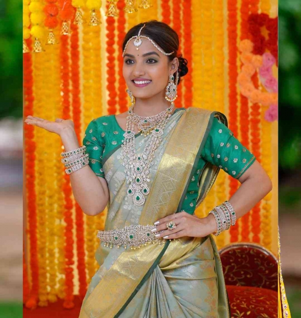 Siri Hanumanth Sizzles In Bridal Saree Photos - Sakshi6