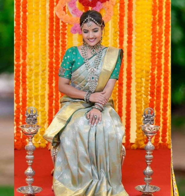 Siri Hanumanth Sizzles In Bridal Saree Photos - Sakshi5