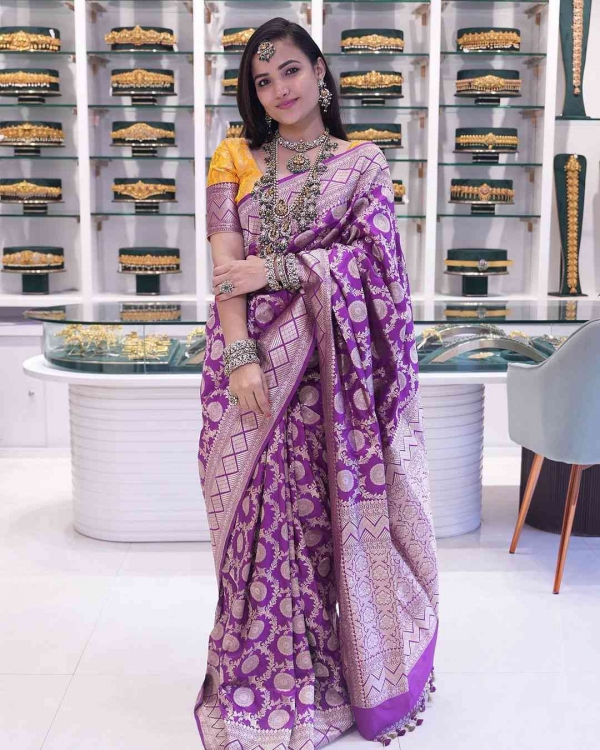 Siri Hanumanth Sizzles In Bridal Saree Photos - Sakshi7