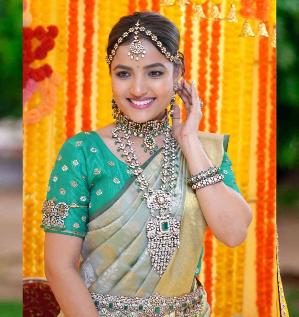 Siri Hanumanth Sizzles In Bridal Saree Photos - Sakshi3