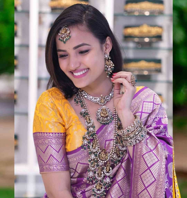 Siri Hanumanth Sizzles In Bridal Saree Photos - Sakshi8