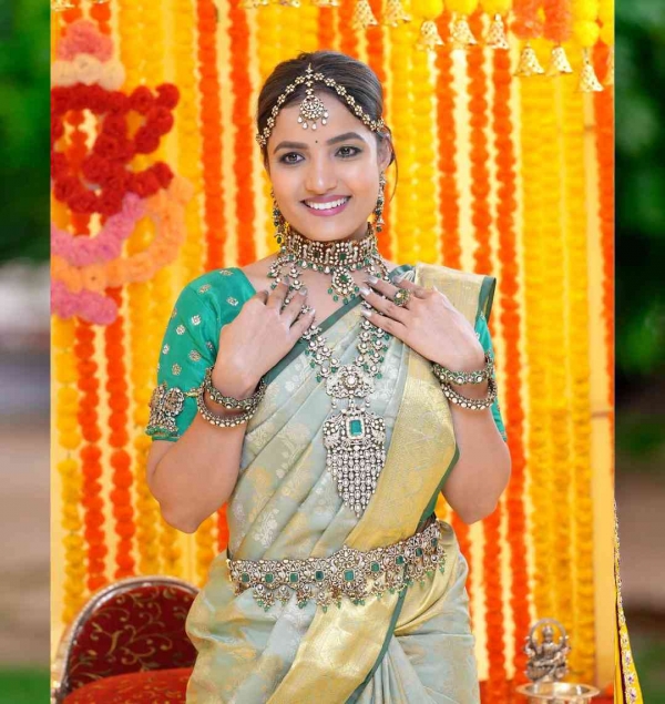 Siri Hanumanth Sizzles In Bridal Saree Photos - Sakshi4