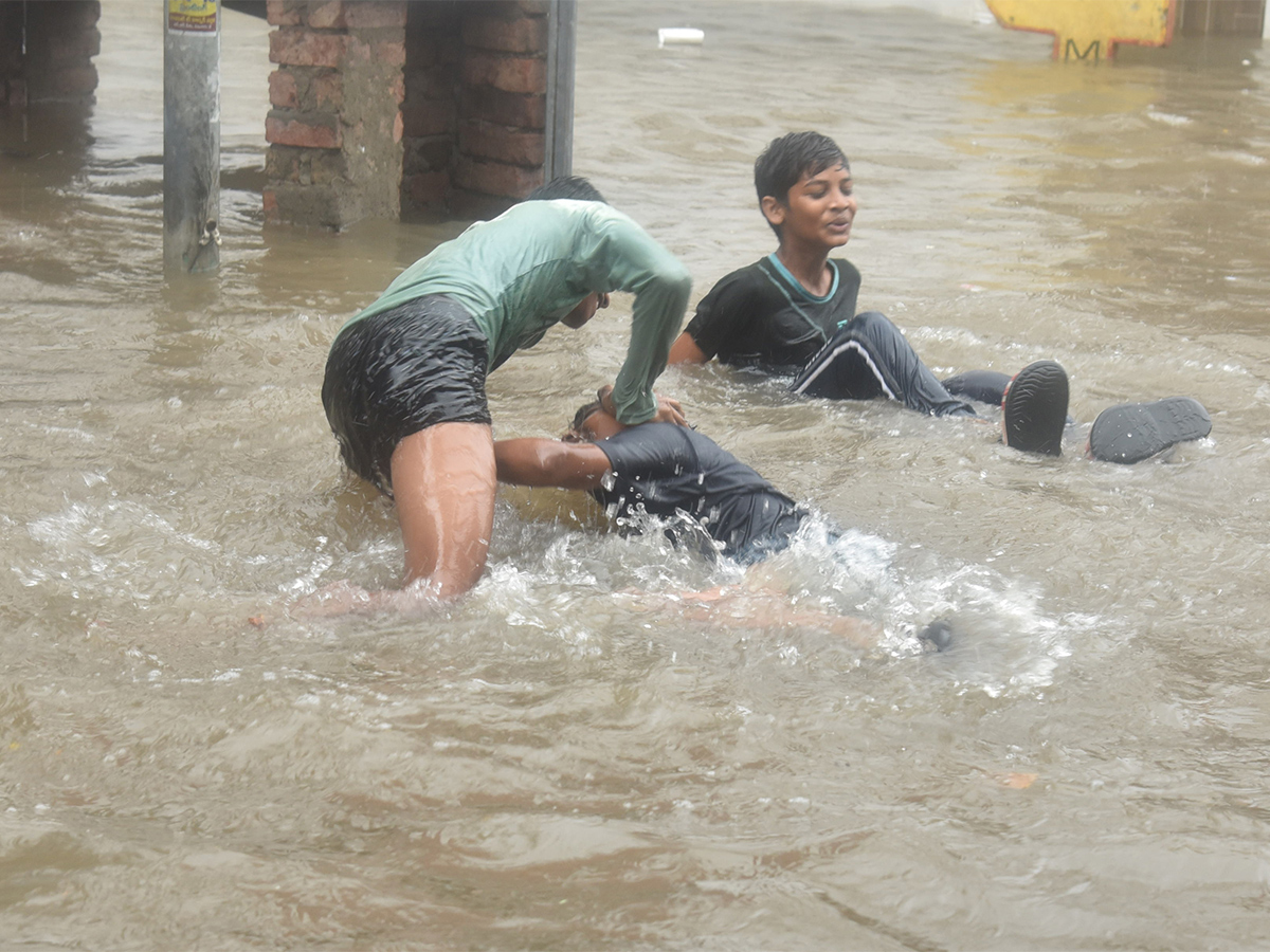 Cyclone Effect In Andhra Pradesh Photos - Sakshi16