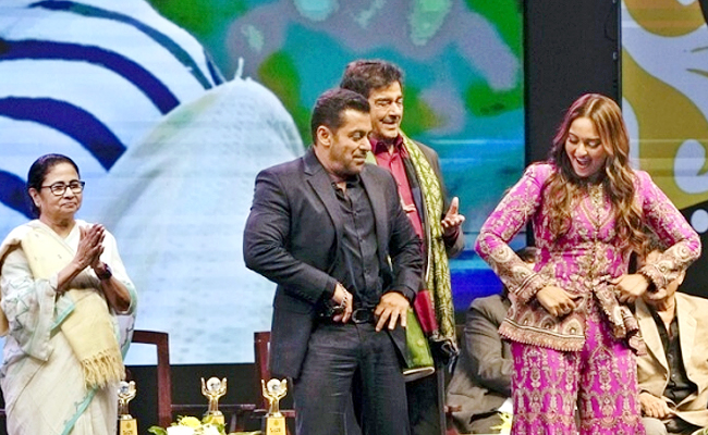 Salman Khan, Anil Kapoor, Sonakshi Sinha Grace 29th Kolkata International Film Festival In Kolkata HD Photos - Sakshi10