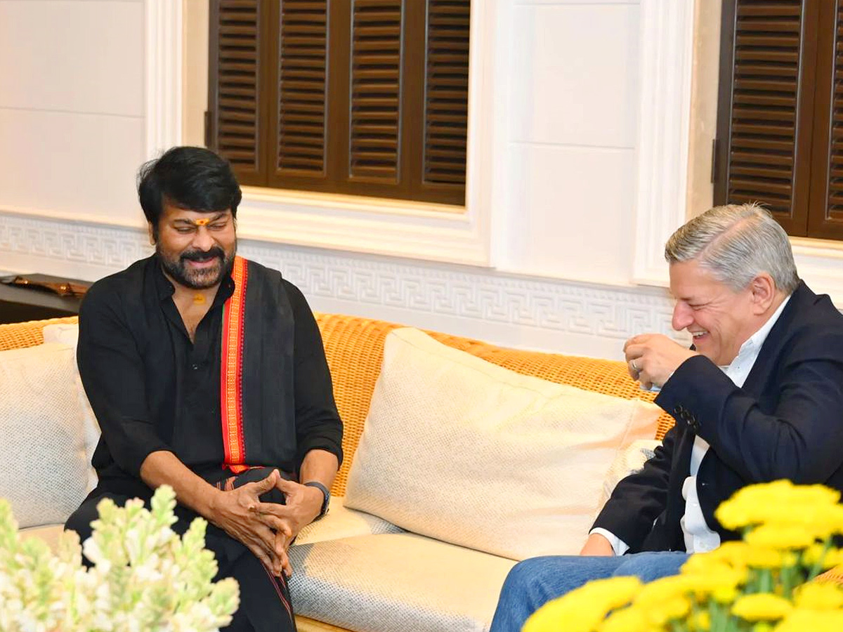 Netflix CEO Meets Chiranjeevi and Ram Charan Photos - Sakshi7