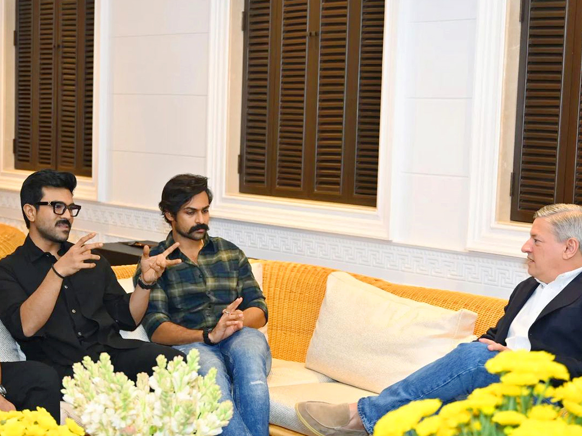 Netflix CEO Meets Chiranjeevi and Ram Charan Photos - Sakshi8