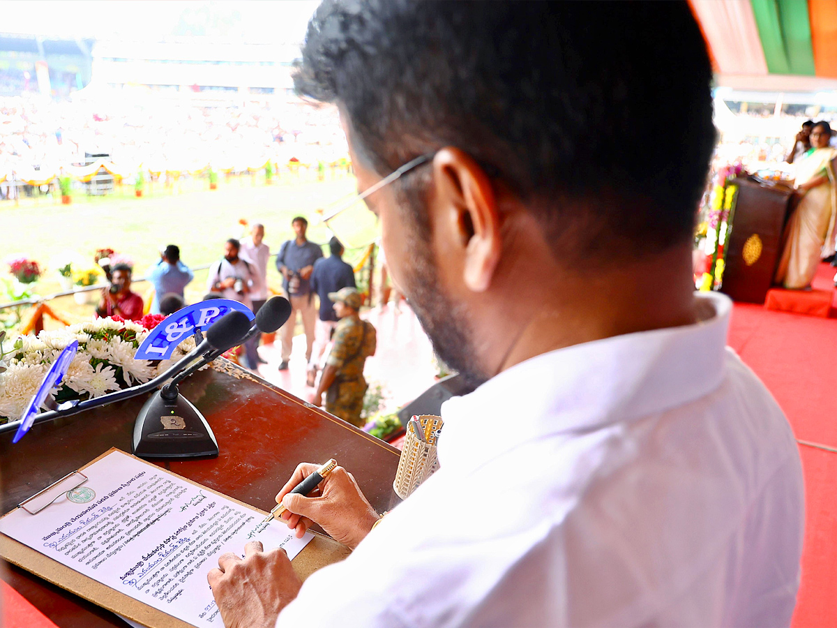 Revanth Reddy Sworn in as Chief Minister of Telangana at LB Stadium Photos - Sakshi17