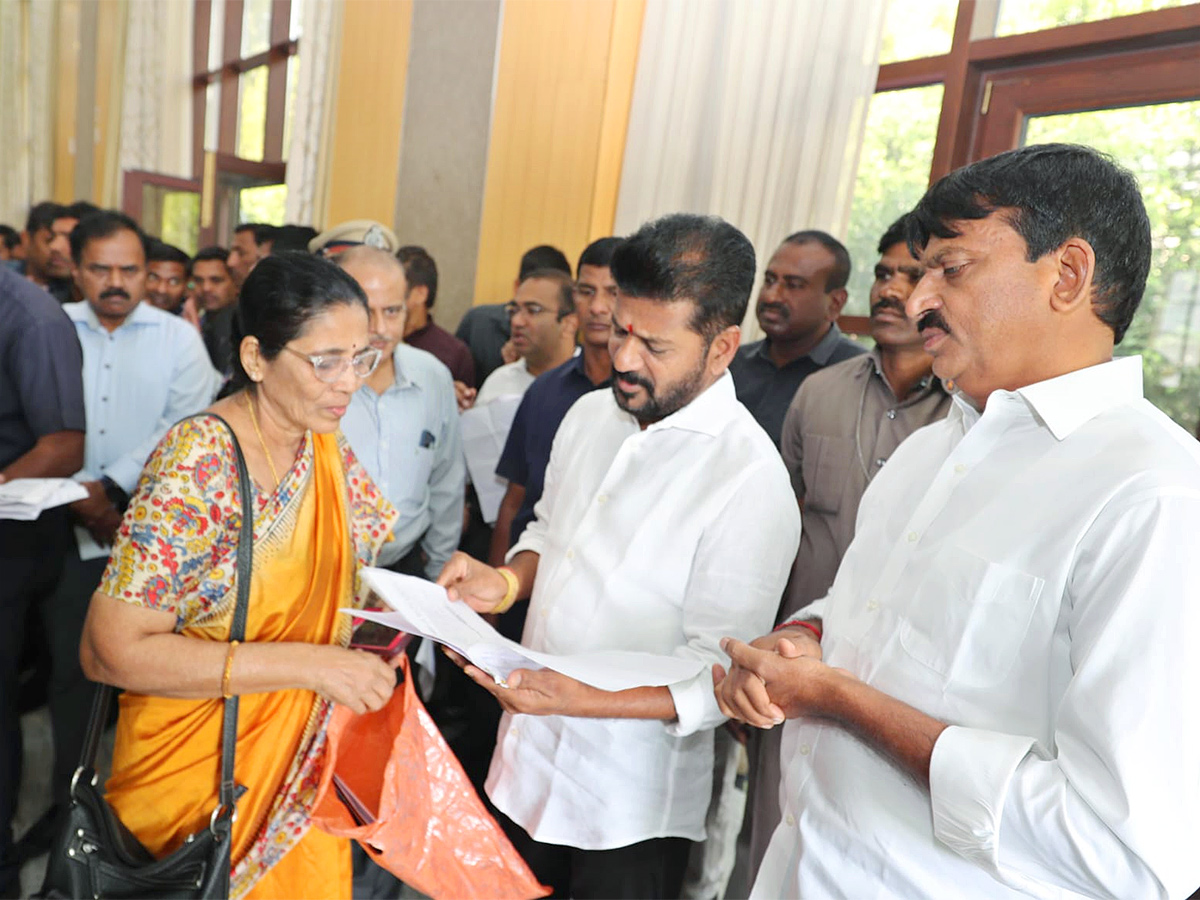 People Queued Up For Praja Darbar Under Congress Government - Sakshi1