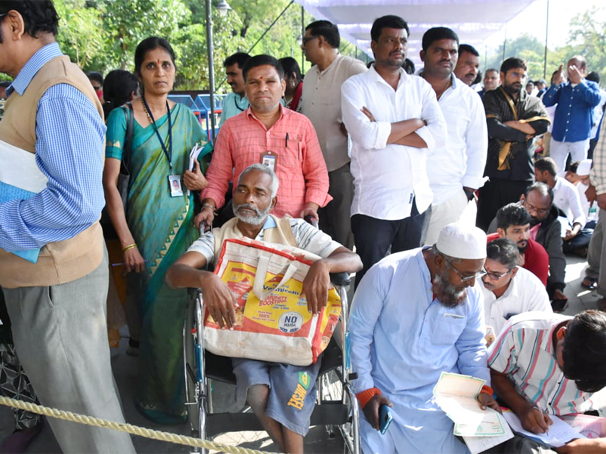 People Queued Up For Praja Darbar Under Congress Government - Sakshi13