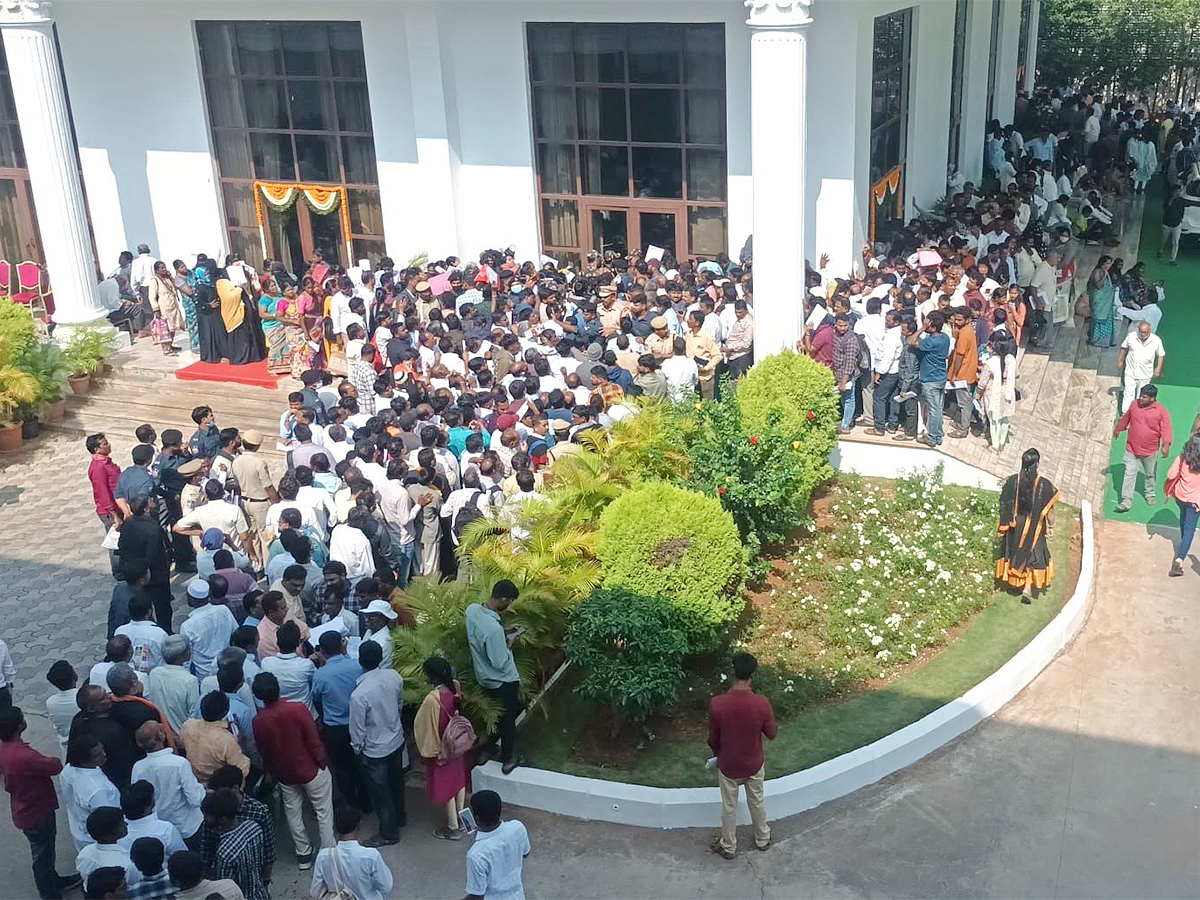 People Queued Up For Praja Darbar Under Congress Government - Sakshi14