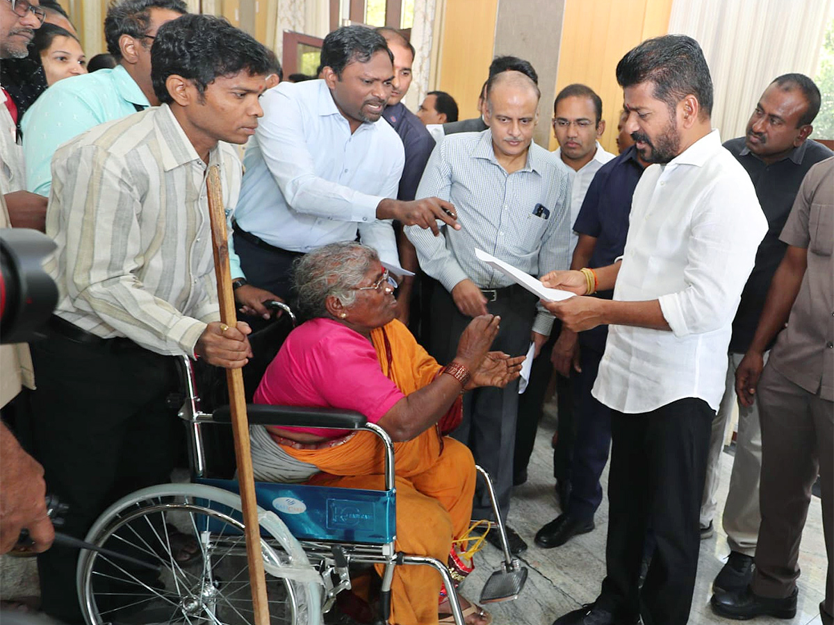 People Queued Up For Praja Darbar Under Congress Government - Sakshi4