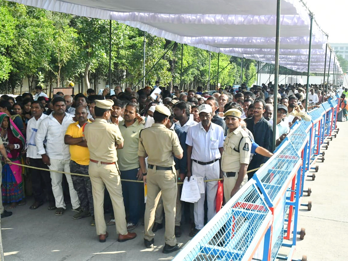 People Queued Up For Praja Darbar Under Congress Government - Sakshi8