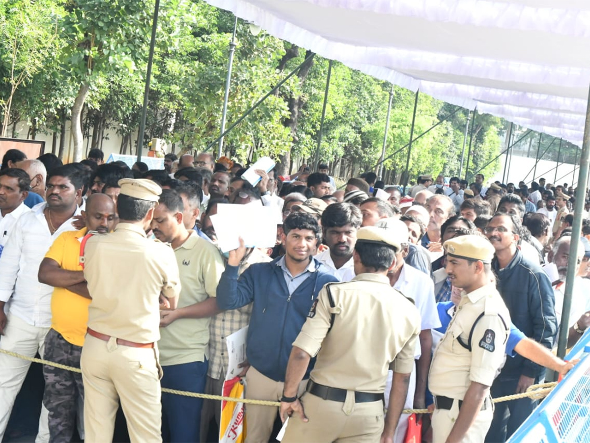 People Queued Up For Praja Darbar Under Congress Government - Sakshi9